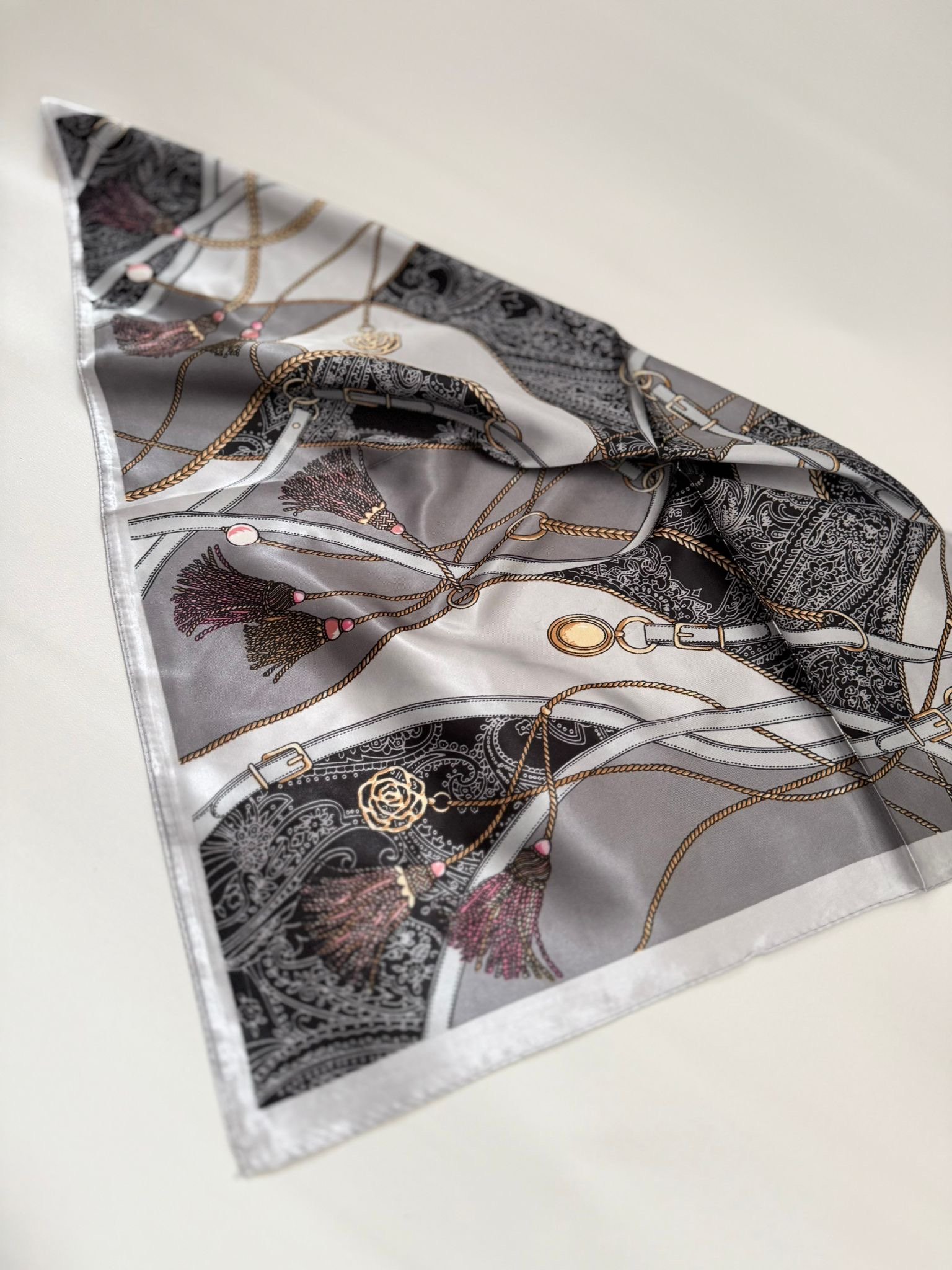 Elegantes Tuch im maritimen Design – stilvoll & vielseitig